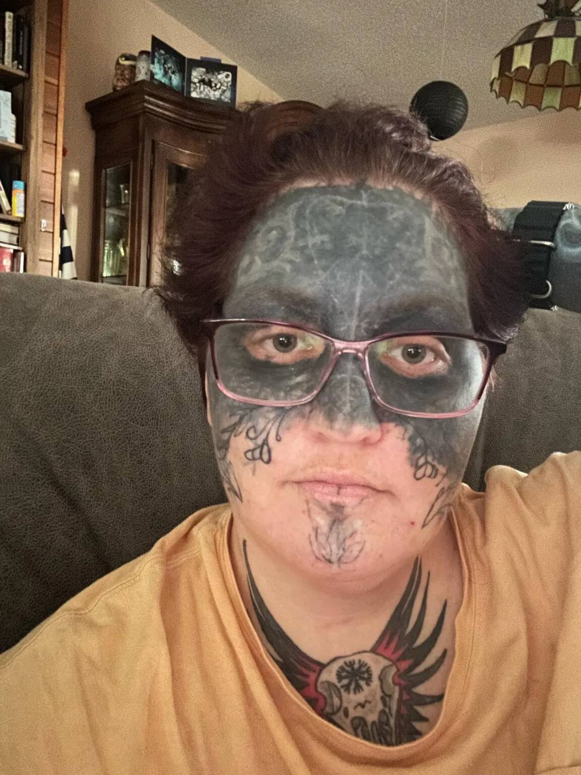 Woman face tattoo on the left thigh.