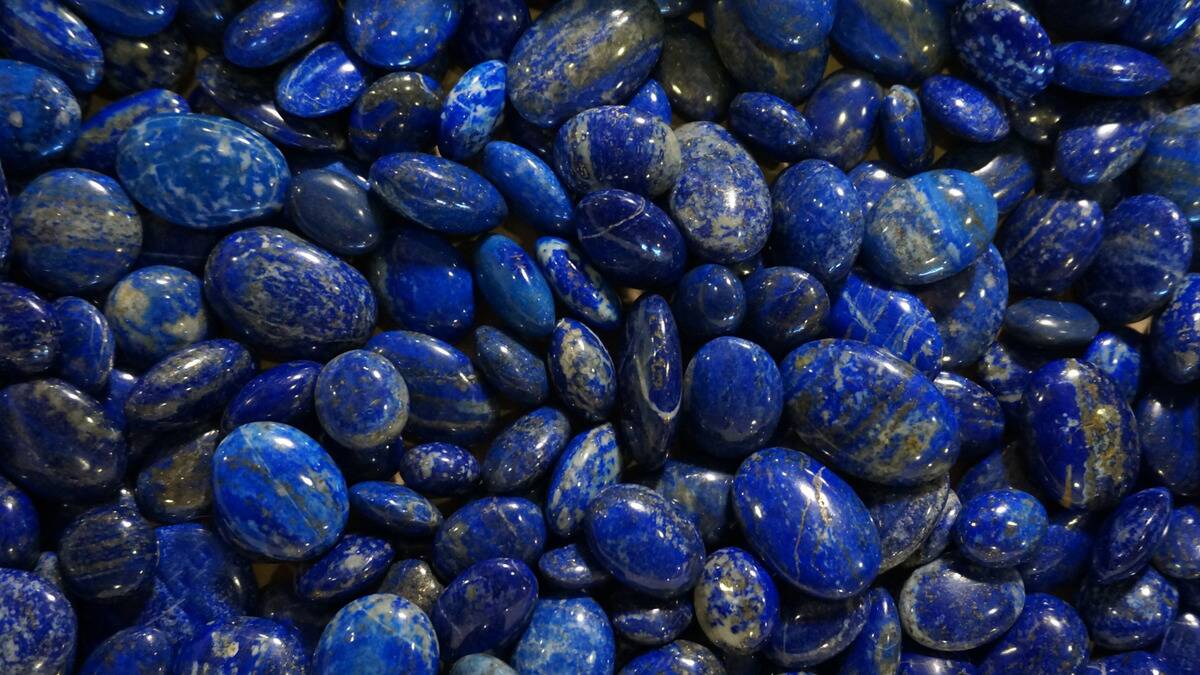 Many tumbled pieces of lapis lazuli.